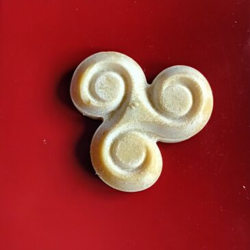 O ∞ Δ (Peelingseife mit Sand) „Triskell“